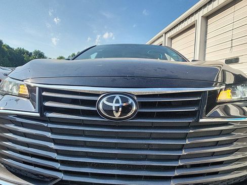 Used 2019 Toyota Avalon XLE w/ Moonroof Package FWD image 11