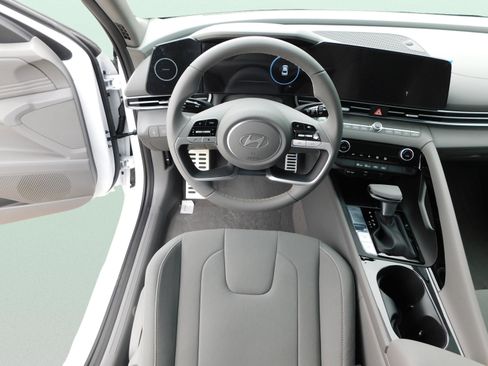 New 2025 Hyundai Elantra SEL image 11