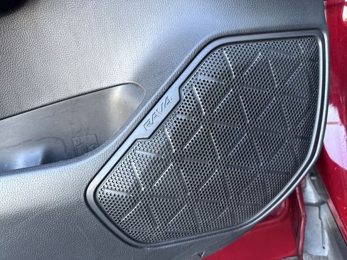 Used 2022 Toyota RAV4 XLE Premium image 12