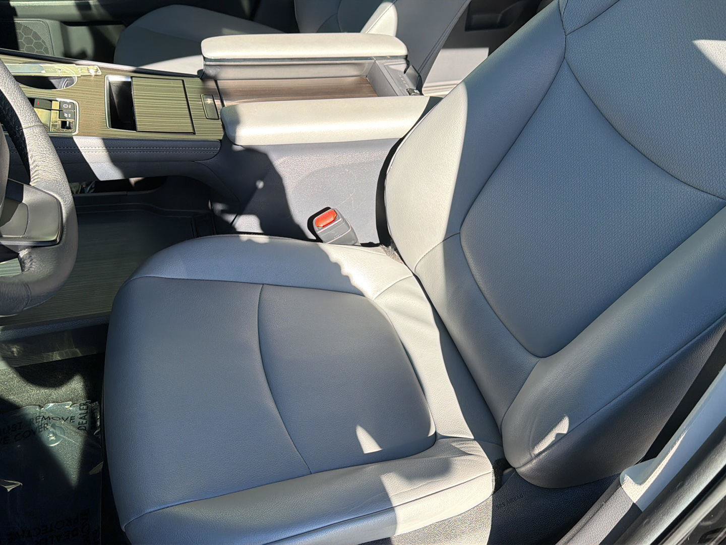 Used 2023 Toyota Sienna XLE FWD image 30
