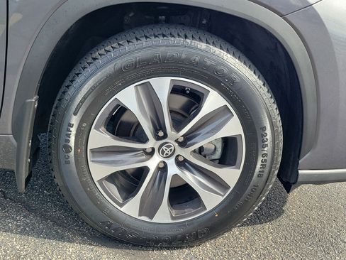 Used 2022 Toyota Highlander XLE image 5