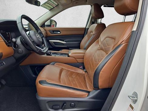 Used 2023 Nissan Pathfinder Platinum w/ Black Appearance Package FWD image 19