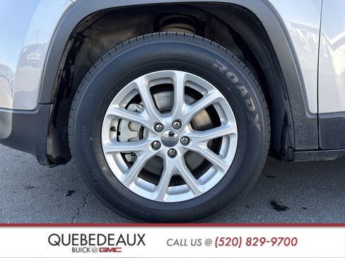 Used 2018 Jeep Cherokee Latitude Plus w/ Comfort/Convenience Group image 5