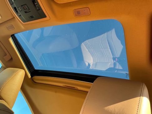 Used 2022 Lexus ES 300h w/ Luxury Package image 16