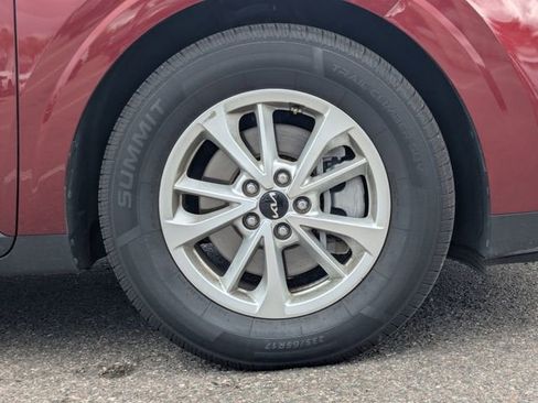 Used 2024 Kia Carnival LX FWD image 11