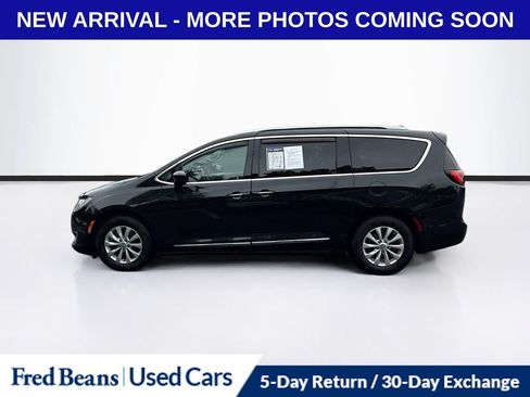 Used 2019 Chrysler Pacifica Touring-L FWD image 4