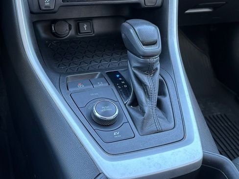 Used 2021 Toyota RAV4 XLE w/ Convenience Package image 24