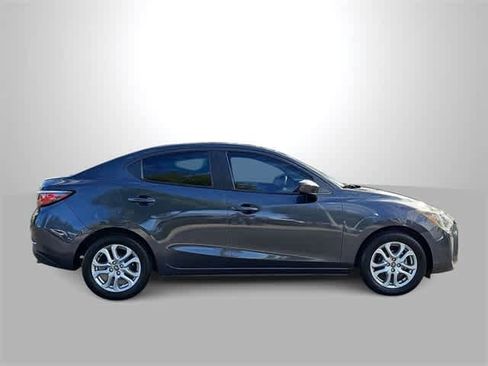 Used 2017 Toyota Yaris iA image 9