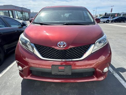 Certified 2017 Toyota Sienna SE w/ SE Preferred Package FWD image 3
