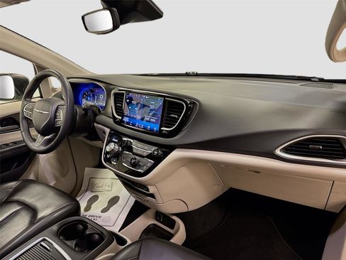 Used 2023 Chrysler Pacifica Touring-L image 29