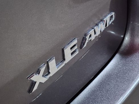 Used 2019 Toyota Highlander XLE image 27