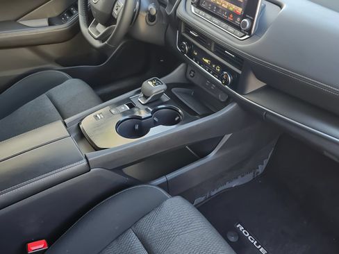 Used 2025 Nissan Rogue SV FWD image 12