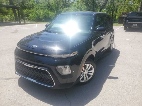 Used 2021 Kia Soul LX image 2