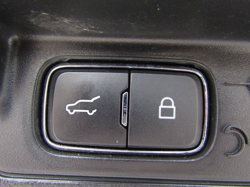 Used 2022 Ford Explorer XLT AWD/4WD image 8