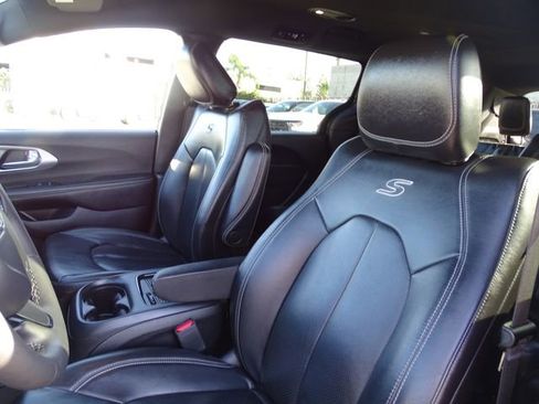 Used 2022 Chrysler Pacifica Touring-L w/ S Appearance Package image 8