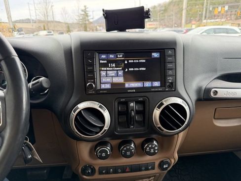 Used 2018 Jeep Wrangler Unlimited Rubicon w/ Connectivity Group image 28