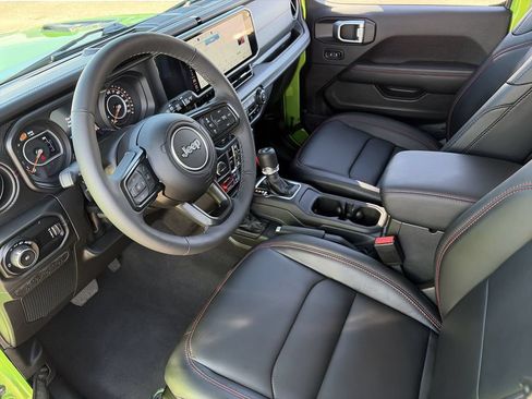Used 2025 Jeep Wrangler Unlimited Rubicon AWD/4WD image 12