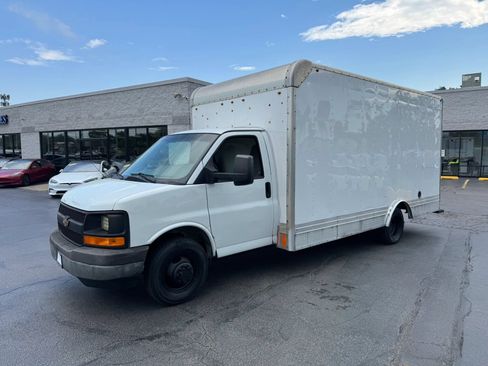 Used 2016 Chevrolet Express 4500 RWD image 1