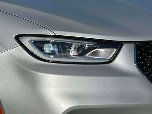 Used 2024 Chrysler Pacifica Touring-L image 8