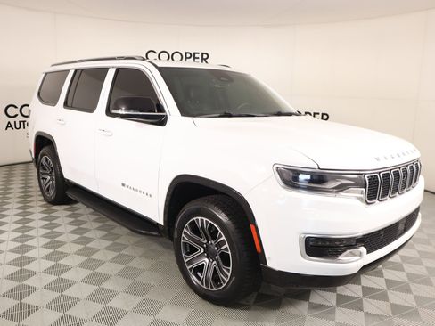 Used 2023 Jeep Wagoneer 4WD w/ Premium Group I image 1