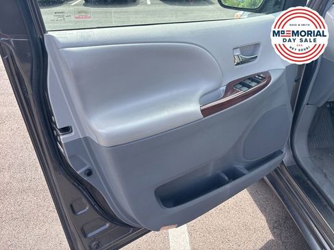 Used 2014 Toyota Sienna XLE AWD/4WD image 3