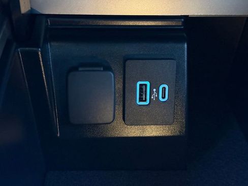 Used 2022 Ford Explorer XLT w/ Equipment Group 202A image 13