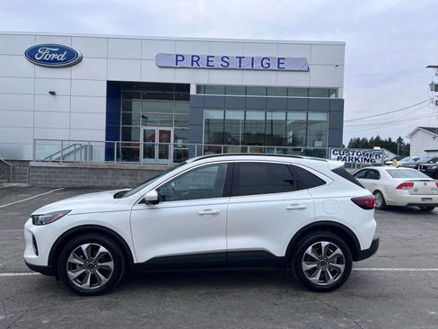 Used 2023 Ford Escape Platinum image 2