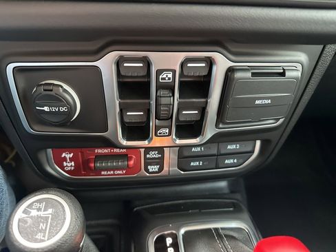 Used 2025 Jeep Gladiator Rubicon w/ Convenience Group image 17