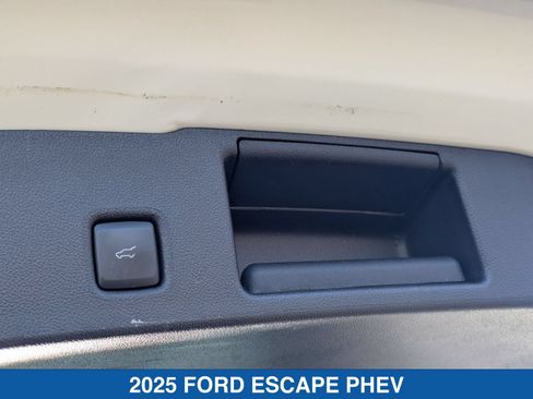 Used 2025 Ford Escape SE FWD image 35