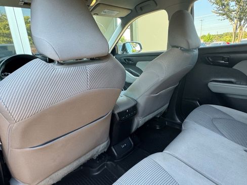 Used 2022 Toyota Highlander LE image 29
