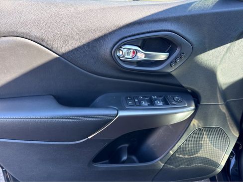 Used 2020 Jeep Cherokee Limited image 12