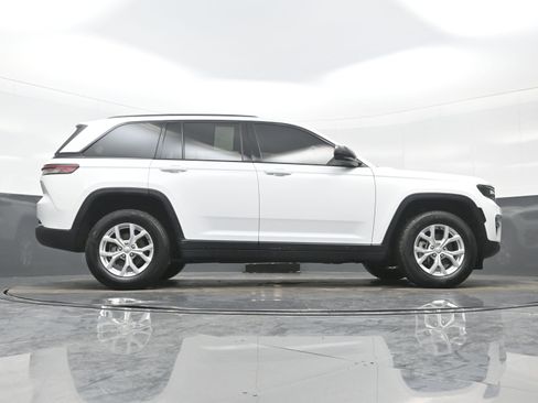 Used 2023 Jeep Grand Cherokee Limited image 31