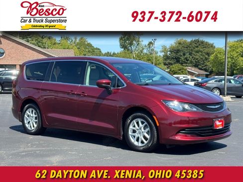 Used 2017 Chrysler Pacifica Touring FWD image 1
