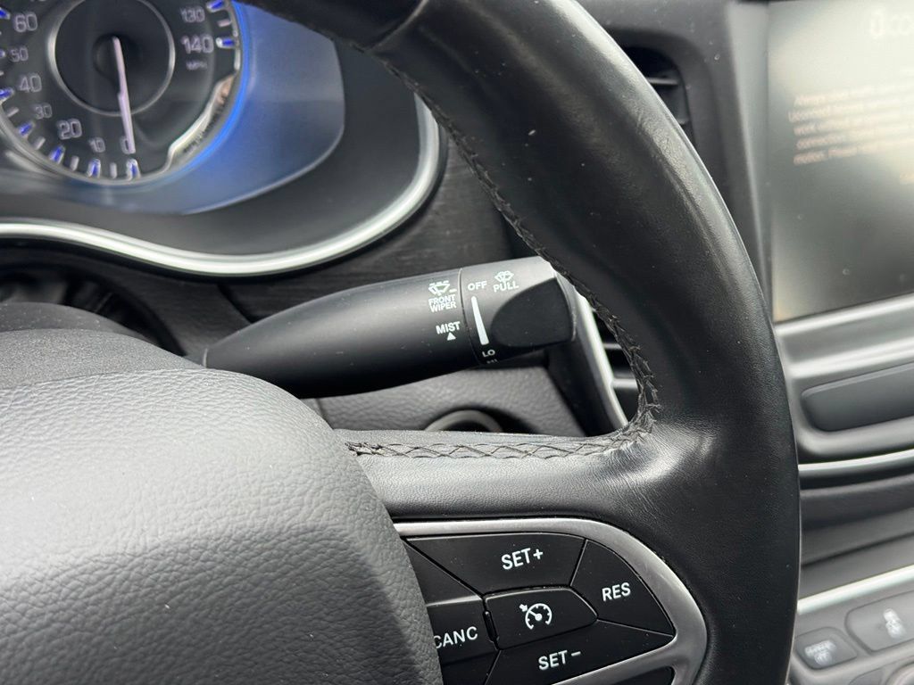 Used 2015 Chrysler 200 Limited w/ Convenience Group FWD image 28