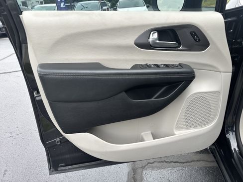 Used 2023 Chrysler Pacifica Touring-L FWD image 5