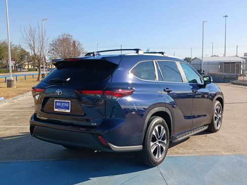 Used 2025 Toyota Highlander XLE image 3