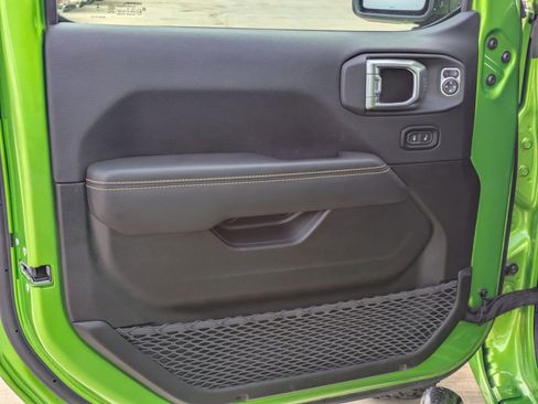 Used 2025 Jeep Gladiator Sport image 12