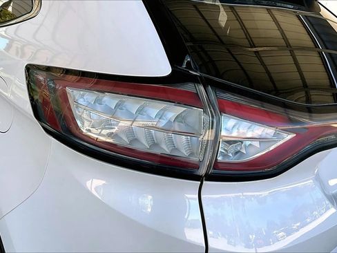 Used 2018 Ford Edge Titanium w/ Technology Package image 20