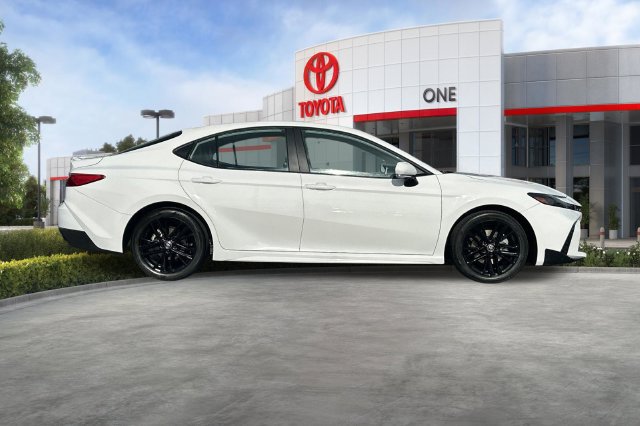 Used 2025 Toyota Camry SE FWD image 3