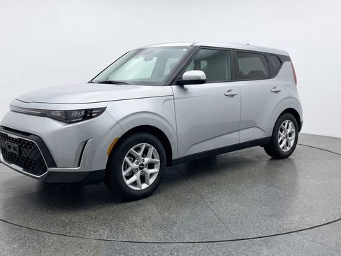 Used 2025 Kia Soul LX w/ LX Technology Package image 3