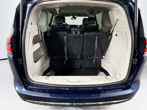 Used 2023 Chrysler Pacifica Touring-L FWD image 18