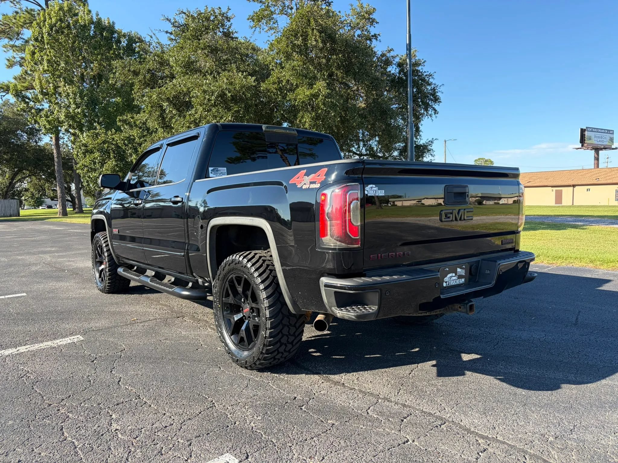 Used 2017 GMC Sierra 1500 SLT AWD/4WD image 5