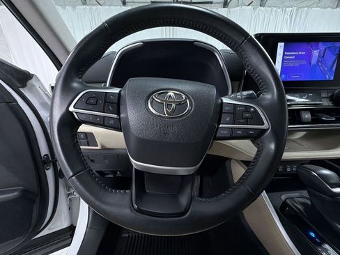 Used 2023 Toyota Highlander XLE AWD/4WD image 19