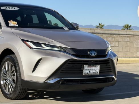 Used 2021 Toyota Venza Limited image 3