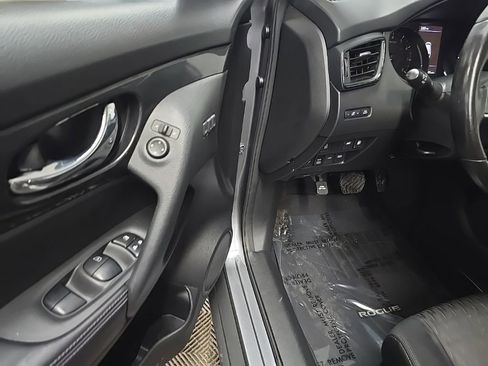 Used 2018 Nissan Rogue SV w/ Sun & Sound Touring Package image 29