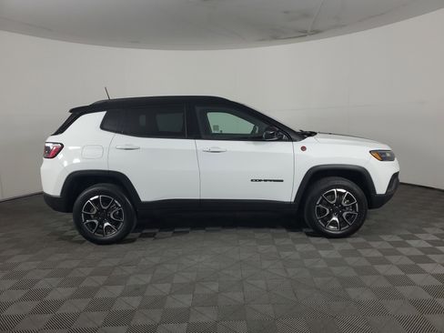 Used 2025 Jeep Compass Trailhawk AWD/4WD image 3