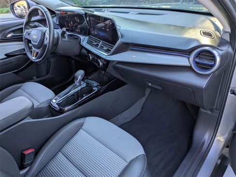 Used 2025 Chevrolet Trax LT w/ LT Convenience Package image 28