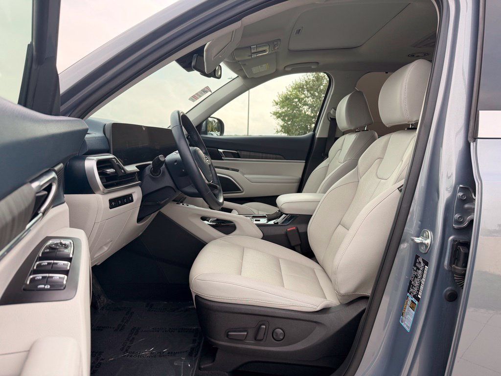 Used 2024 Kia Telluride EX w/ EX Captain's Chair Package FWD image 2