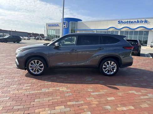 Used 2023 Toyota Highlander Limited FWD image 3