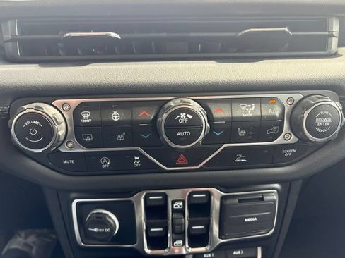 Used 2024 Jeep Wrangler Unlimited Sahara w/ Technology Group AWD/4WD image 26
